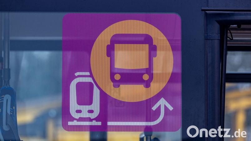 Die Korridorsanierung zwischen Obertraubling und Passau verläuft nach Plan. Es gibt deswegen Schienenersatzverkehr mit Bussen. (Archivbild) Bild: Armin Weigel/dpa
