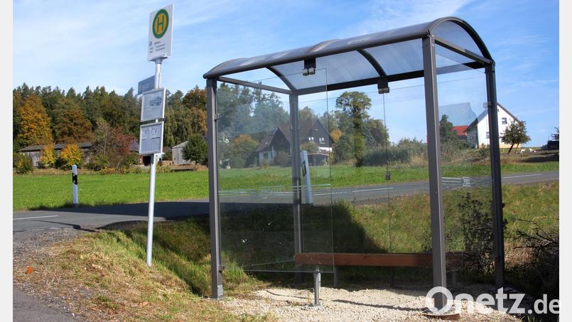 Die Bushaltestelle am Trafohaus in Güttern wird nach einstimmigem Beschluss der Markträte von Fuchsmühl mit einer Solarstandartlampe ausgeleuchtet. Bild: Werner Robl