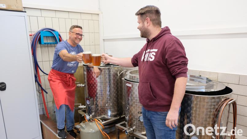 Anstoßen auf die neue Bierkultur in Vorbach: Symbolisch eröffneten Mike Dietz (links) und Nicolai Mosch mit einem Probetrunk den Start der kleinen Dorfbrauerei im alten Feuerwehrhaus. Bild: Robert Dotzauer