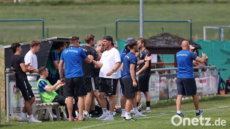 Vor drei Wochen trainierte Daniel Käß (weißes T-Shirt) noch den TSV Pressath. Nun steht er bei der SG Grafenwöhr II/FC Dießfurt II an der Seitenlinie. Bild: Dieter Jäschke