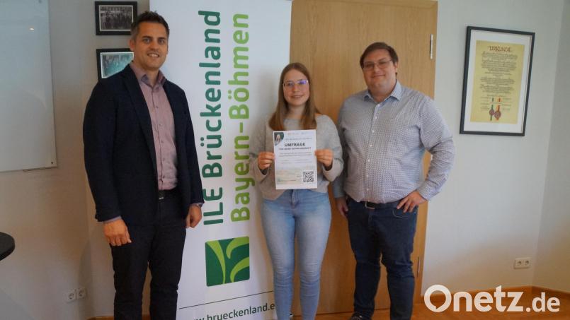 ILE-Manager Christian Karl (rechts) und Bürgermeister Rudolf Teplitzky begrüßen es, dass Lara Dollhopf eine Bachelorarbeit über die ILE schreibt. Bild: Elfriede Weiß
