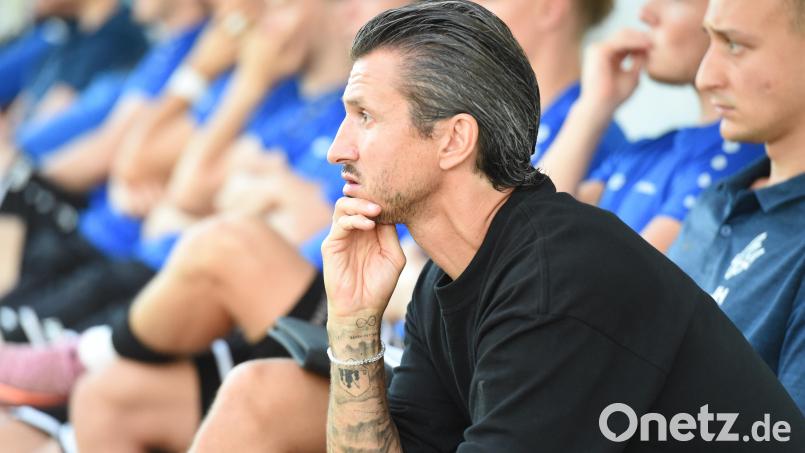 SpVgg-SV-Trainer Michael Riester wird am Freitagabend im Heimspiel gegen Aschaffenburg nicht auf der Bank, sondern auf der Tribüne sitzen. Aufgrund einer Gelb-Roten Karte zuletzt in Regensburg darf er nicht vom Spielfeldrand aus coachen. Archivbild: Gerhard Büttner