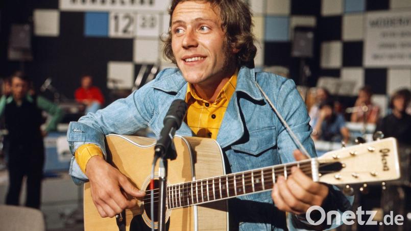 Michael Thilo, deutscher Sänger und Songschreiber, bei einem Fernsehauftritt im Jahr 1975. Der Sänger erreichte durch ein Lied für die Hörspielreihe zu „Benjamin Blümchen“ viele junge Zuhörer. Jetzt wurde bekannt, dass er im März 2026 gestorben ist. Archivbild: dpa