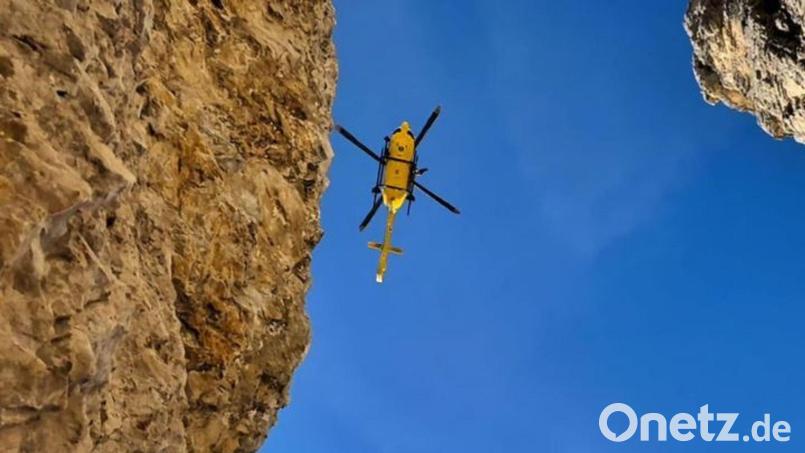 Einsatzkräfte bargen den Leichnam mit einem Polizeihubschrauber. (Symbolbild) Bild: -/Italienische Bergrettung/dpa