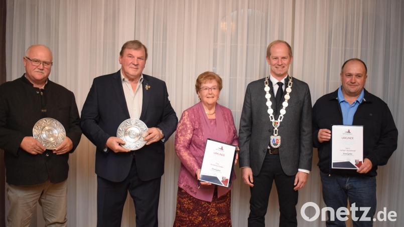 Bürgermeister Konrad Kiener (Zweiter von rechts) ehrte (von links) Bernhard Hagn, Georg Schlögl, Anneliese Fiedler und Herbert Mutzbauer. Zwei weitere Geehrte, Christine Mösbauer und Maximilian Geitner, waren verhindert. Bild: Richard Braun