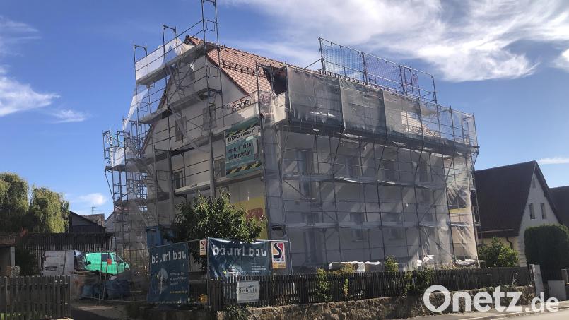 Die Sanierung des gemeindlichen Mehrfamilienwohnhauses Marienstraße 36 schreitet voran. Beschlossen wurde nun auch der Einbau von Küchen. Bild: Werner Robl