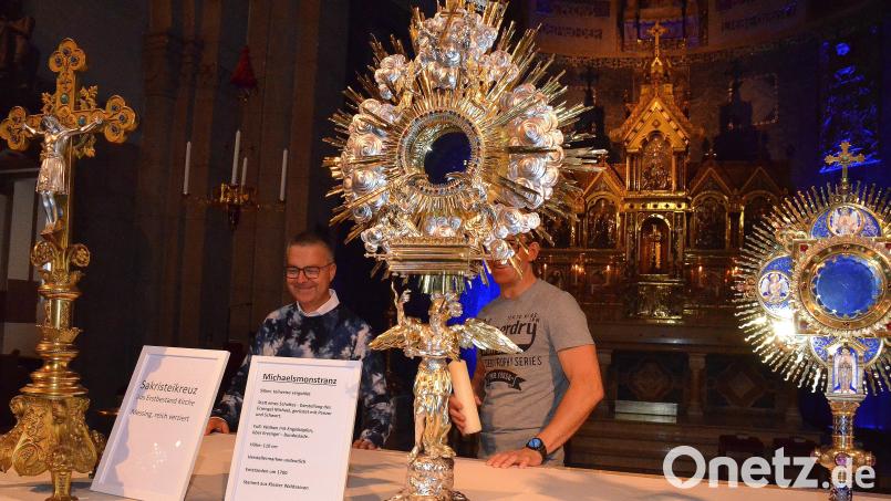 Stadtpfarrer Markus Schmid (links) und Mesner Alexander Panzer hinter der Michaelsmonstranz. Bild: Helmut Kunz