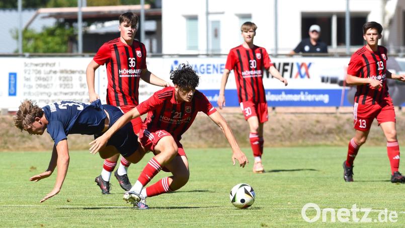 Arian Miftaraj (am Ball) muss an der Hand operiert werden und fehlt dem SC Luhe-Wildenau in den Spielen bis zur Winterpause. Archivbild: Gerhard Büttner