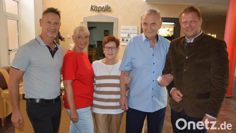 Günter Fritsch (Zweiter von rechts) feierte im "Haus Phönix" seinen 80. Geburtstag. Dazu gratulierten ihm (von links) Sohn Carsten, Schwiegertochter Birgit, Ehefrau Resi und Bürgermeister Stefan Grillmeier (rechts). Bild: Josef Rosner