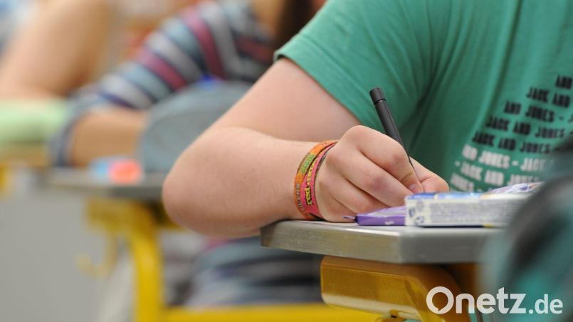 Ein zentraler Mathe-Test an bayerischen Gymnasien kann in diesem Jahr nicht gewertet werden. (Archivbild) Bild: Armin Weigel/dpa