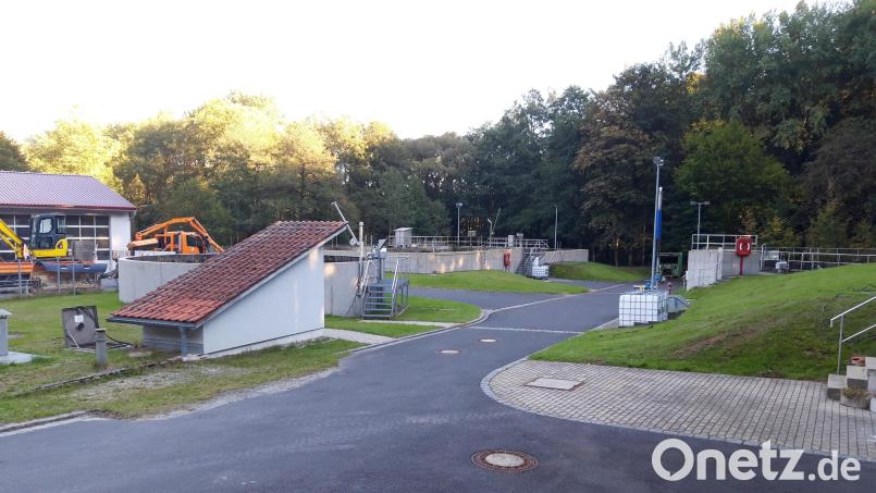 Die Beseitigung des Abwassers kostet den Gemeinden und den Bürgern viel Geld. In Fichtelberg (im Bild die Kläranlage) können die Abwassergebühren für die nächste Kalkulationsperiode sogar leicht gesenkt werden. Bild: wkr
