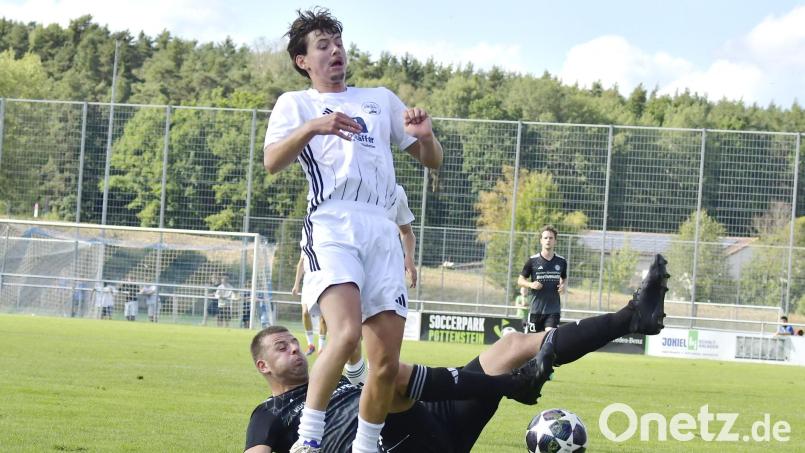 Jakob Pilhöfer (links) vom SV Raigering gegen Matthias Schreyer (rechts) vom FC Wernberg
SV Raigering - FC Wernberg 1:1 Archivbild: Hubert Ziegler
