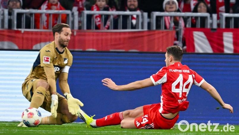 Der FC Bayern beschäftigt sich laut einem Medienbericht mit Oliver Baumann (links). (Archivbild) Bild: Sven Hoppe/dpa