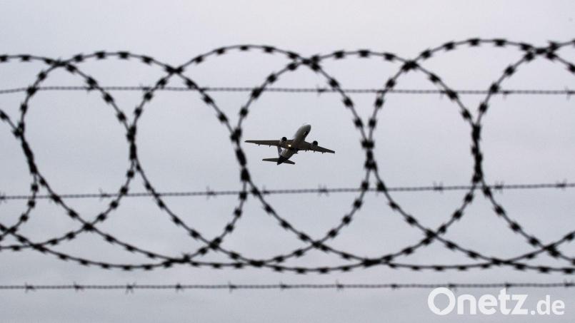 Künftig dürfen EU-Staaten abgelehnte Asylbewerber auch in Zentren außerhalb der EU bringen. (Symbolbild) Bild: Julian Stratenschulte/dpa