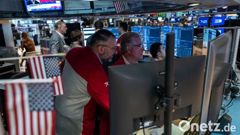 Händler an der Wall Street: In den USA steigen die Renditen von Staatsanleihen immer mehr an.(Archivbild) Bild: Yuki Iwamura/AP/dpa