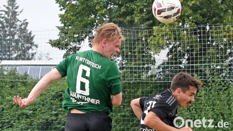 Der SV Mitterteich empfängt am Samstag die SpVgg Oberkotzau. Simon Günthner (links, im Spiel gegen den FC Fichtelgebirge/4:0) ist nach seiner Rot-Sperre wieder spielberechtigt. Archivbild: Rudi Gebert