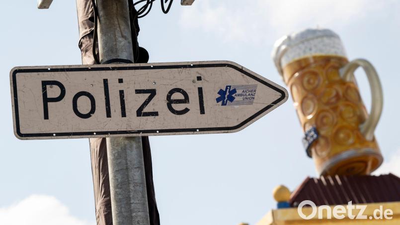 Die Polizei nahm den Sicherheitsmitarbeiter vorläufig fest und brachte ihn zur Wiesnwache. (Symbolbild) Bild: Peter Kneffel/dpa