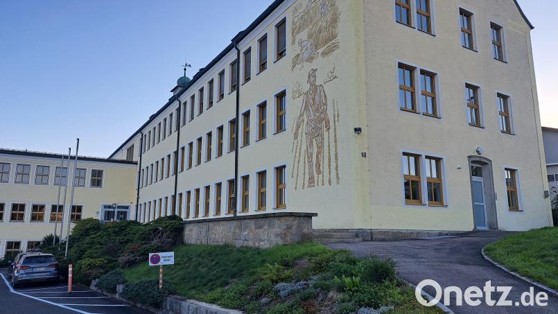 Das aus den 1950er-Jahren stammende Gebäude der Landwirtschaftsschule Nabburg soll barrierefrei werden. Bild: Rudolf Hirsch