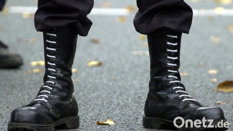 Zwei Neonazis töten im September 1995 Klaus-Peter Beer in Amberg. In Folge 2 der Miniserie beschäftigt sich das Podcast-Team von „Crime Daheim“ mit der rechtsextremen Szene in Amberg. Symbolbild: Bernd Thissen/dpa