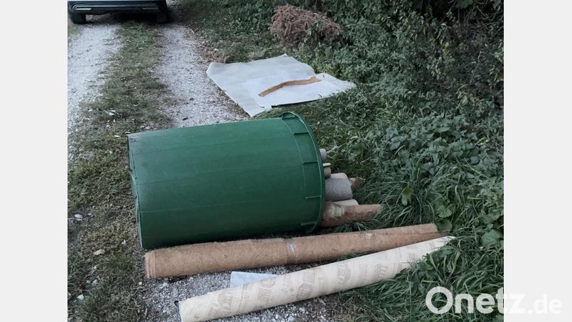 Die Polizeiinspektion Schwandorf sucht den Verursacher dieser illegalen Müllablagerung an einem Feldweg nahe der B 85. Symbolbild: PI Schwandorf, PHKin Hirmer