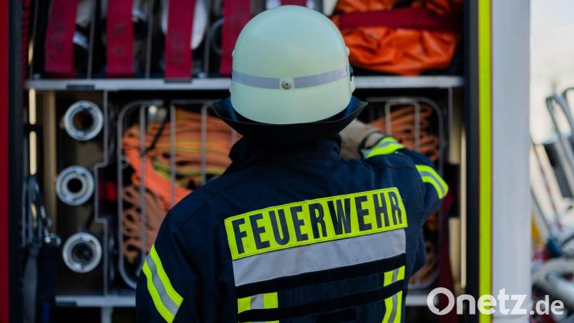 Am Donnerstagabend rückte die Hofer Feuerwehr aus - es brannte in einem Wohnhaus. Symbolbild: Rolf Vennenbernd/dpa