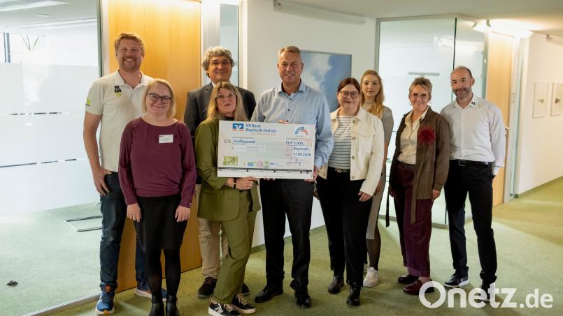 Die Organisatoren des Spendenlaufs freuen sich über den Erfolg der Veranstaltung: Sebastian Schenkl (Mali Crew), Andrea Thater (Tumorzentrum Oberfranken), Dr. Claus Steppert (Tumorzentrum Oberfranken), Tanja Maisel (Tumorzentrum Oberfranken), Jürgen Dünkel (Vorstandsmitglied VR Bank Bayreuth-Hof), Jennifer Voecks (Tumorzentrum Oberfranken), Katrin Kürzdörfer (Gesundheitsregion plus Stadt und Landkreis Bayreuth), Christiane Angerer (Sportkuratorium Bayreuth) und Florian Maßen (Mali Crew). Bild: Landratsamt Bayreuth