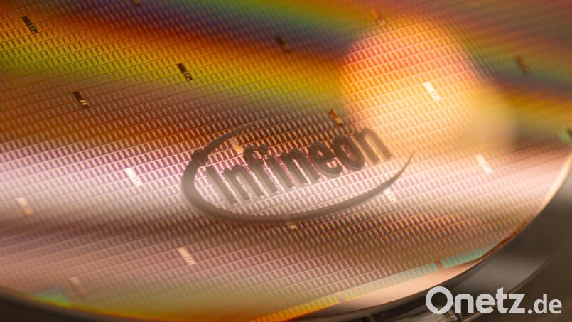 Ein Infineon-Wafer - diese zu zerteilen und weiterzuverarbeiten ist Aufgabe von Backend-Fabriken wie der in Thailand. (Archivbild) Bild: Peter Kneffel/dpa