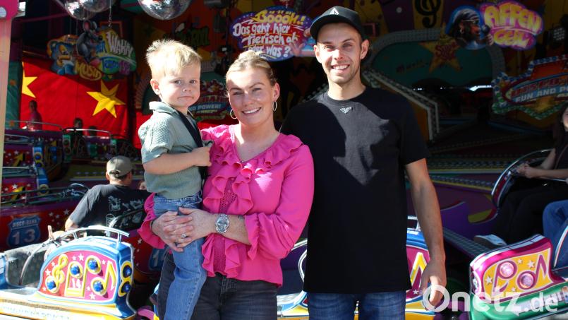Die Familie Steffen mit Sohn Fredy. Mutter Sammy und Vater Philip betreiben die Disco-Bahn auf der Amberger Herbstdult. Bild: Lukas Büchold