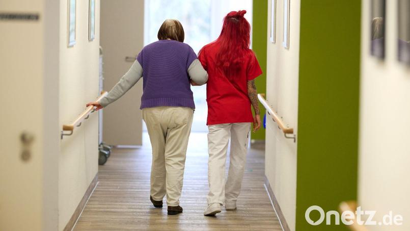 Die durchschnittlichen Löhne in der Pflege steigen nach Angaben der Krankenkassen weiter. (Symbolbild) Bild: Bernd Thissen/dpa