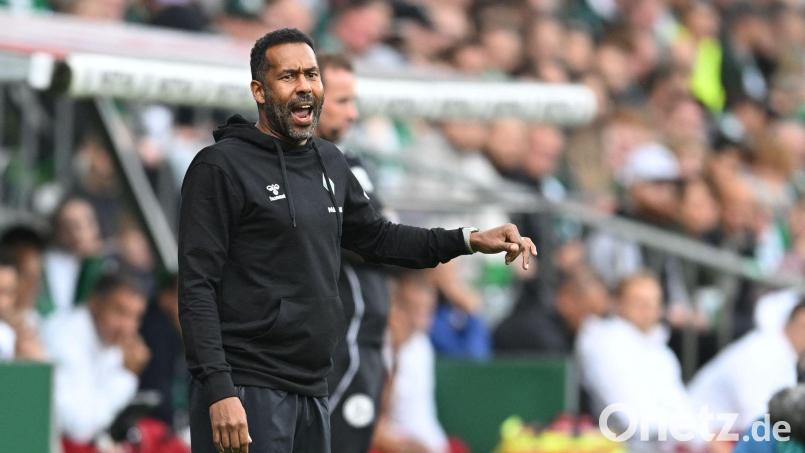 Werder-Coach Daniel Thioune konnte mit der Leistung seines Teams im Testspiel nicht zufrieden sein. (Archivbild) Bild: Carmen Jaspersen/dpa