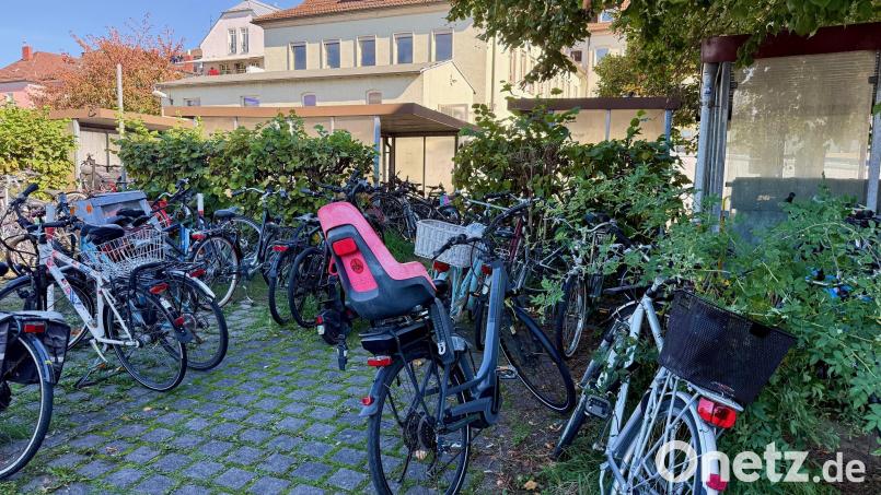 Die Stellplätze für Fahrräder am Weidener Bahnhof sind überfüllt und unsicher. Im kommenden Jahr soll endlich ein Neubau her. Bild: Gabi Schönberger