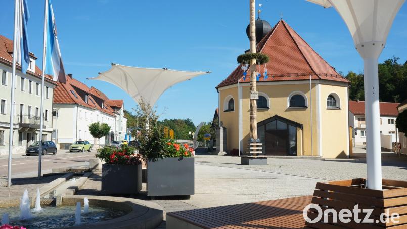 Mit Grün, Wasser und sonnengeschützten Sitzgelegenheiten erhöht die Gemeinde Wernberg-Köblitz die Aufenthaltsqualität auf dem Marktplatz. Im Hintergrund die Kirche St. Anna. Bild: Rudolf Hirsch