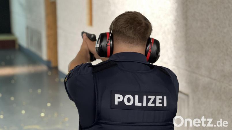 Beim Schießtraining der Polizei Sulzbach-Rosenberg geht es für die Polizeischüler vor allem um eins: Respekt vor der Waffe. Bild: Dominik Hopperdietzel