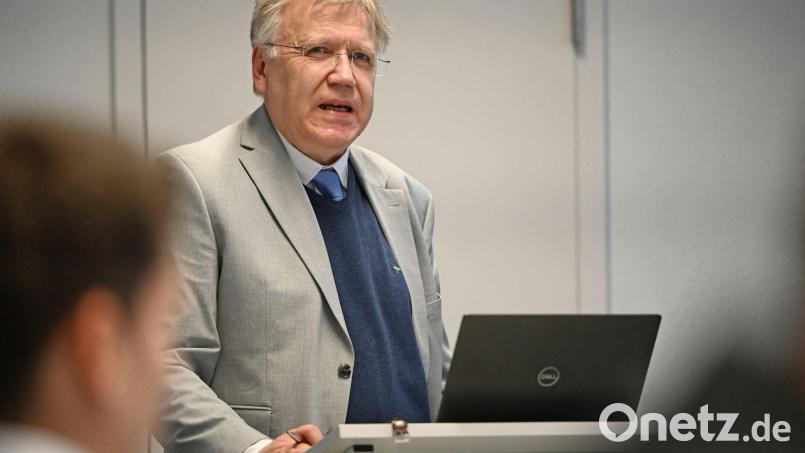 In einem Wahlkreis in Spandau ist das Ergebnis bei einer Nachzählung nach Angaben von Landeswahlleiter Stephan Bröchler noch geändert worden. Bild: Marvin Zubrod/dpa