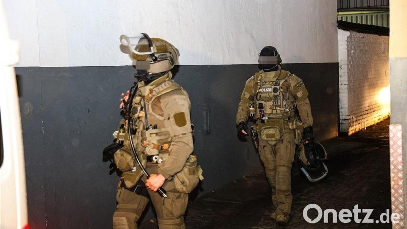 SEK-Beamte waren am Donnerstagabend in Hagen im Einsatz. Bild: Alex Talash/dpa