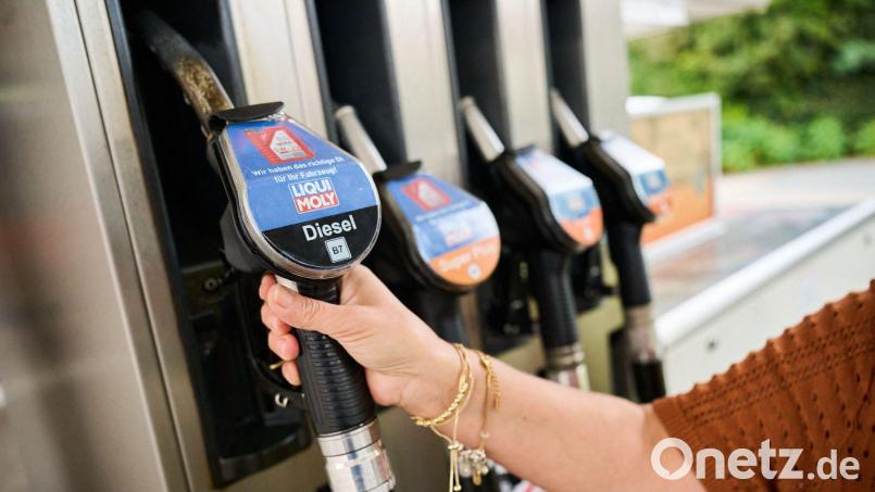 Seit dem 1. Oktober gilt für Benzin und Diesel, die Tanklager und Raffinerien verlassen, ein Steuernachlass von 16,7 Cent pro Liter. Bild: Sina Schuldt/dpa
