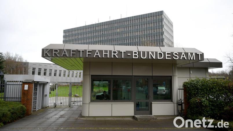 Das Kraftfahrt-Bundesamt in Flensburg. Nach Rückrufen bei VW, Audi und Seat ist nun auch Skoda betroffen. (Archivbild) Bild: Carsten Rehder/dpa