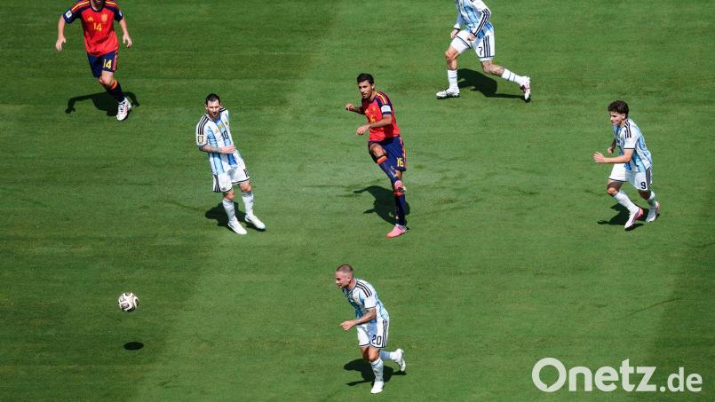 Spaniens Rodri spielt im WM-Finale einen Pass an den argentinischen Gegenspielern vorbei. (Archivbild) Bild: Martin Rickett/PA Wire/dpa