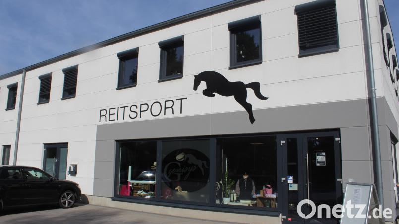 Auf das Reitsportgeschäft "Genisys" in Hahnbach wurde am vergangenen Montag ein Raubüberfall begangen. Der mutmaßliche Täter konnte unmittelbar danach gefasst werden. Bild: Jennifer Battaglia