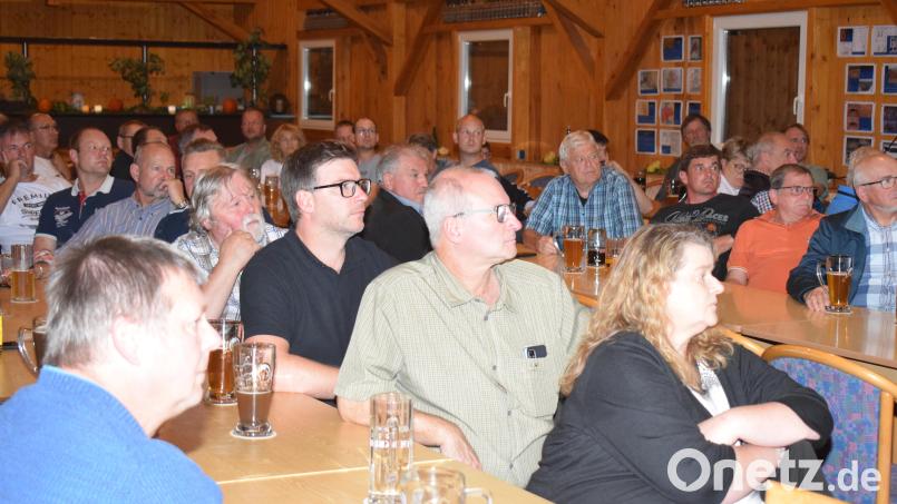 Mit großem Interesse verfolgten zahlreiche Bürgerinnen und Bürger die Bürgerversammlung der Gemeinde Schwarzach, die dieses Mal in der Johannihütte in Weiding sasttfand. Bild: Richard Braun