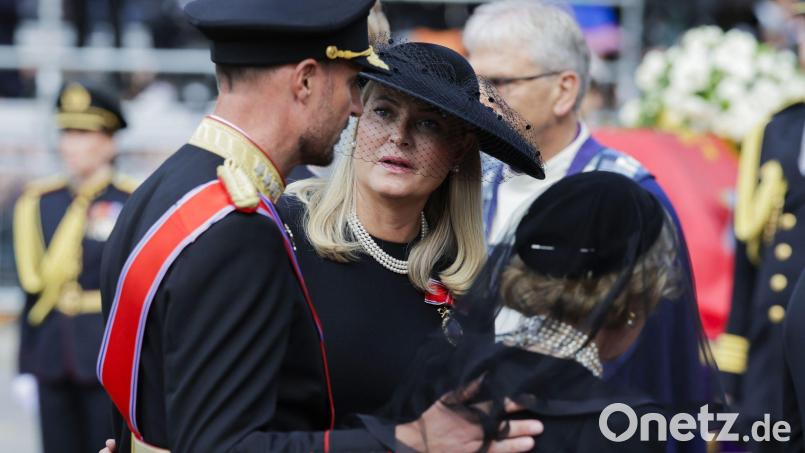 Die norwegische Königin Mette-Marit (Mitte) kann ihren Mann Königin Haakon VIII. (links) nicht zur Eröffnung des Parlaments begleiten. Hier sind die beiden am Tag der Trauerfeier für den Ende August gestorbenen König Harald V. zu sehen. (Archivbild) Bild: Paul S. Amundsen/Pool NTB/AP/dpa