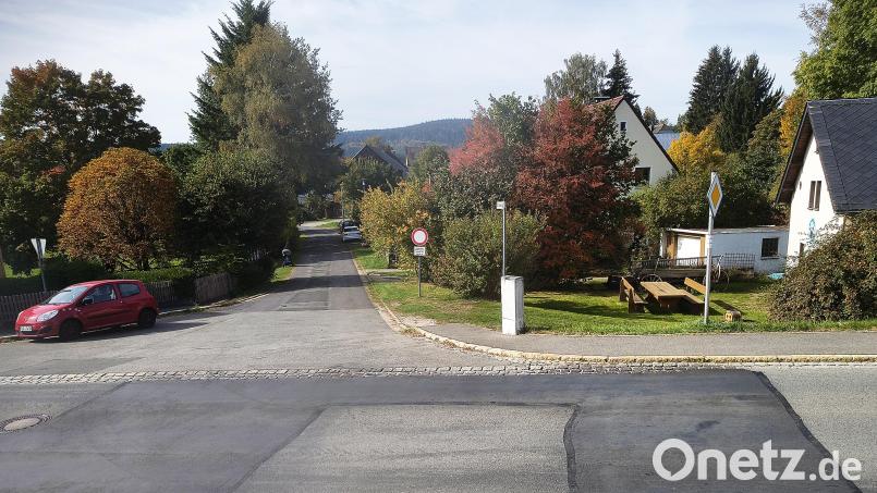 Diese zum schnellen Einfahren verführerische "Trompete" wird verschwinden und ganz neu gestaltet. Der Bruckweg wird 4,30 Meter breit. Noch in diesem Jahr soll Baubeginn sein. Der Vorplatz am Basshaus soll noch geräumt, Humus undSträuchersollen entfernt werden. Der Asphalt im Bruckweg bleibt über den Winter noch erhalten. Bild: Bertram Nold