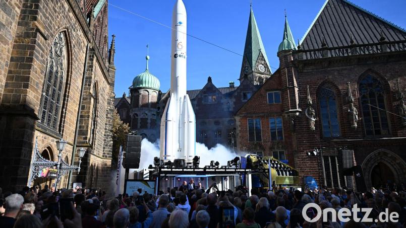 Das Bürgerfest begann mit einem symbolischen Raketenstart. Bild: Sina Schuldt/dpa