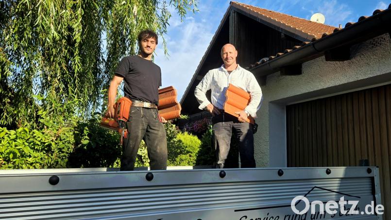 Dackdeckergeselle Maik Köstler (links) steht mit Dachdeckermeister Michael Kliewer (rechts) auf der Ladefläche eines Lastwagens: Zu zweit oder zusammen mit Firmeninhaber Manfred Meyer sind sie auf Dächern in der Region im Einsatz. Bild: Udo Lanz