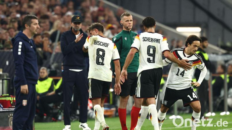 Mika Baur (rechts) wird im Spiel gegen Serbien in der 75. Minute eingewechselt. Er ist damit der 1000. Nationalspieler in der Geschichte des deutschen Fußball-Bundes. Bild: Christian Charisius/dpa