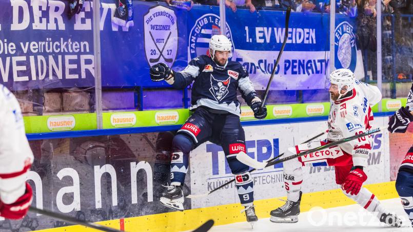 Jordan Knackstedt (links) von den Blue Devils Weiden im Zweikampf mit Regensburgs Pascal Zerressen. Bild: Werner Moller