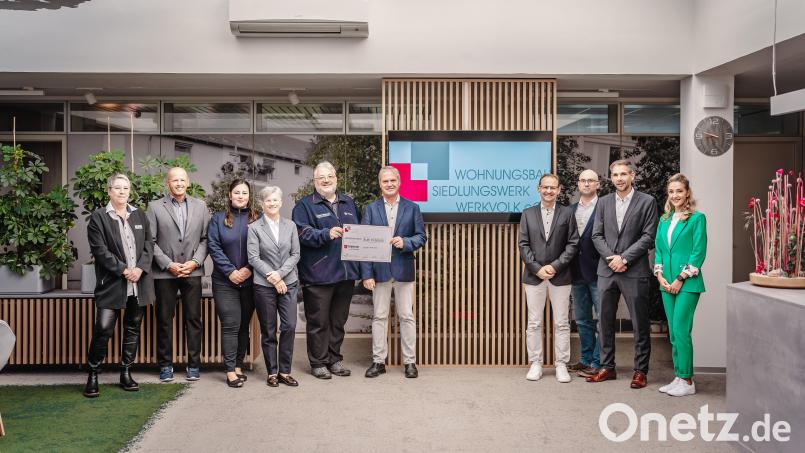 Spendenübergabe an den Besuchs- und Begleitdienst Malteser Hilfsdienst in den Räumen der Wohnungsbau und Siedlungswerk "Werkvolk": (von links): Andrea Schuppe (Seniorenbeauftragte/Werkvolk), Martin Reinhardt (Leiter des Amtes für soziale Angelegenheiten), Dora Praller (Malteser Hilfsdienst), Birgit Hübner (Leiterin der Fachstelle für pflegende Angehörige der Stadt Amberg/Malteser Hilfsdienst), Carsten-Armin Jakimowicz (Stadt- und Kreisbeauftragter/Malteser Hilfsdienst), Steffen Schulze (Technischer Vorstand/Werkvolk), Wolfgang Erb (Kaufmännischer Vorstand/Werkvolk), Peter Braun (Technischer Vorstand/Werkvolk), Oberbürgermeister Michael Fritz und Elisabeth Triller (Leiterin der Freiwilligenagentur). Bild: Michael Golinski, Stadt Amberg