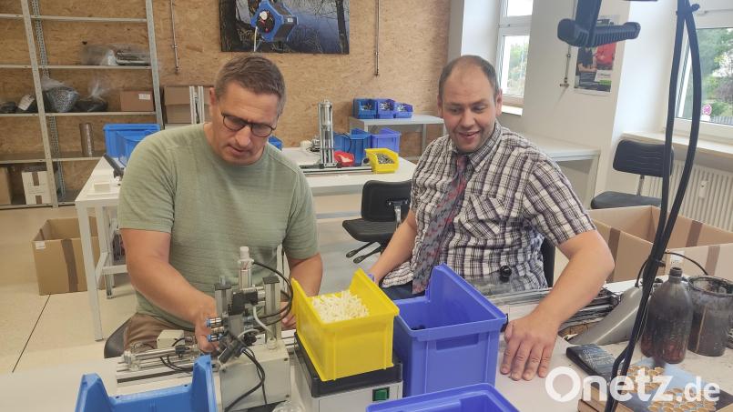 Unter den wachsamen Augen des Werkstattbeschäftigten Stefan Bauer (rechts) lernte Eschenbachs Bürgermeister Marcus Gradl, Flipchartmarker herzustellen. Bild: Kerstin Gerchau