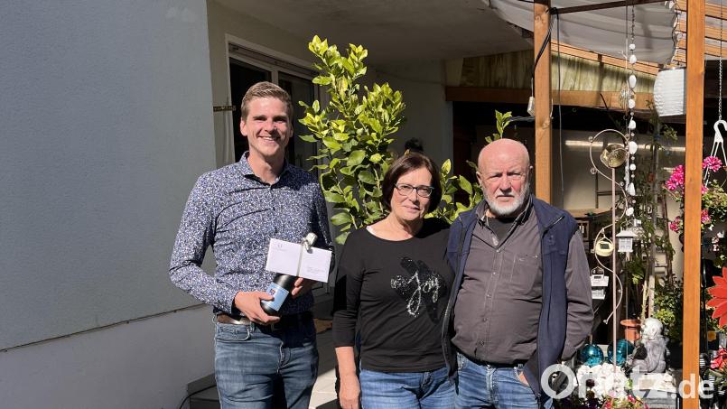 Christian und Helga Rubenbauer feiern ihre Goldene Hochzeit. Auch Bürgermeister Martin Fleischmann (links) gratulierte. Bild: Regina Kießling