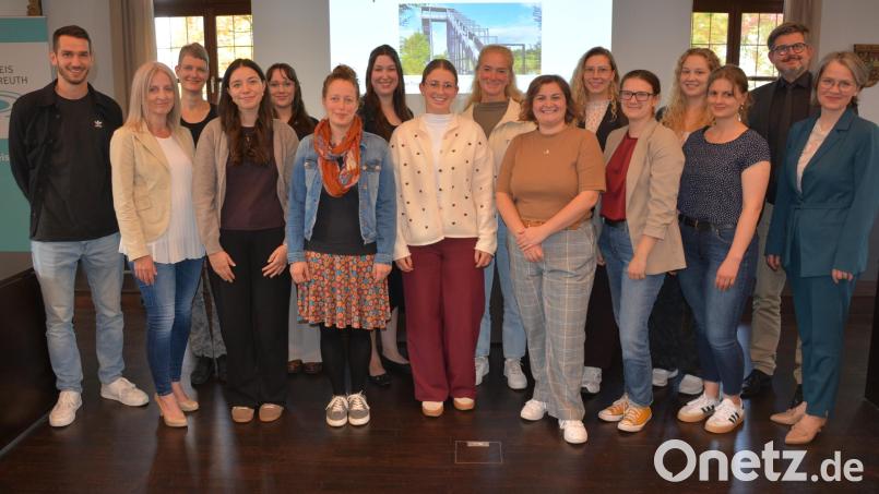 Zum zweiten Mal nach dem vergangenen Jahr wurden heuer die neuen Lehrkräfte an den Grund- und Mittelschulen mit einer Willkommensveranstaltung im Großen Sitzungssaal des Landratsamtes willkommen geheißen. Bild: Josef Rosner